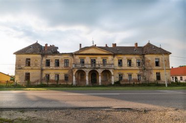Vlajkovac, Sırbistan - Haziran 04, 2020: Vlajkovac, Sırbistan 'daki Bissingen-Nipenburg Şatosu. 1859 'da dikildi ve büyük öneme sahip kültürel bir anıttır. Terk edilmiş kale