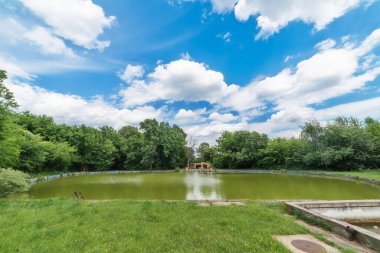 Havuza dönüştürülmüş bir göl. Hajducica ve Pladiste sakinleri açık havuzu kullanıyorlar.