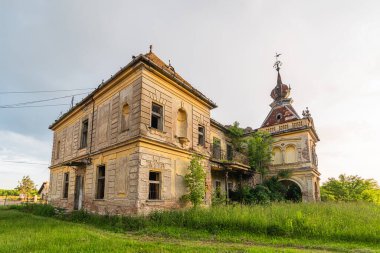 Vlajkovac, Sırbistan - Haziran 04, 2020: Vlajkovac, Sırbistan 'daki Bissingen-Nipenburg Şatosu. 1859 'da dikildi ve büyük öneme sahip kültürel bir anıttır. Terk edilmiş kale