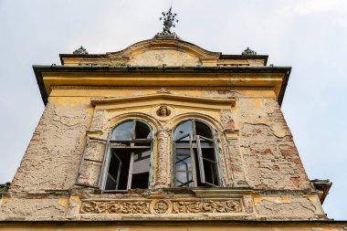 Vlajkovac, Sırbistan - Haziran 04, 2020: Vlajkovac, Sırbistan 'daki Bissingen-Nipenburg Şatosu. 1859 'da dikildi ve büyük öneme sahip kültürel bir anıttır. Terk edilmiş kale