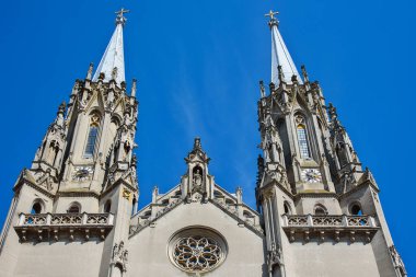 Vrsac, Sırbistan - Haziran 04, 2020: St. Gerhard 'a adanmış muhteşem bir Roma Katolik katedrali (Sırpça: Crkva Svetog Gerharda) 1863 yılında inşa edildi.. 