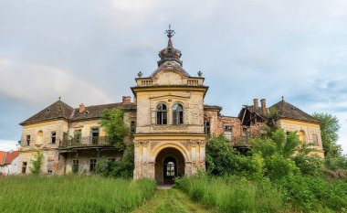 Vlajkovac, Sırbistan - Haziran 04, 2020: Vlajkovac, Sırbistan 'daki Bissingen-Nipenburg Şatosu. 1859 'da dikildi ve büyük öneme sahip kültürel bir anıttır. Terk edilmiş kale