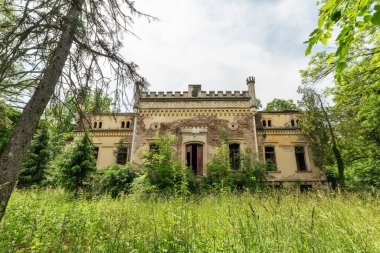 Vrsac, Sırbistan - Haziran 04, 2020: Vrac belediyesinin Veliko Srediste kentindeki Lazareviç ailesinin şatosu 19. yüzyılın ortalarından beri inşa ediliyor. Terk edilmiş kale