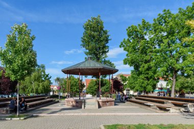 Vrsac, Sırbistan - Haziran 04, 2020: Sırbistan 'ın Vrsac kentindeki yaya bölgesi. 