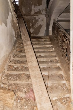 Terk edilmiş bir malikanenin içinde. Boş ve sahipsiz bir oda. Terk edilmiş bir kalenin içi.. 