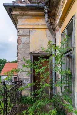 Terk edilmiş bir malikane. Terk edilmiş eski kale