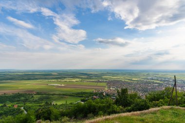 Vrac Tepesi 'nin tepesinden bak. Orman, tarla ve üzüm bağlarının manzarası