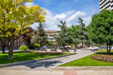 Vrsac, Sırbistan - Haziran 04, 2020: Sırbistan 'ın Vrsac kentindeki yaya bölgesi. Kasaba halkının asırlık buluşma yeri..