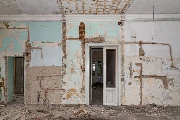 一个废弃公寓的内部 空荡荡的房间荒废了 被遗弃城堡的内部 — 图库照片