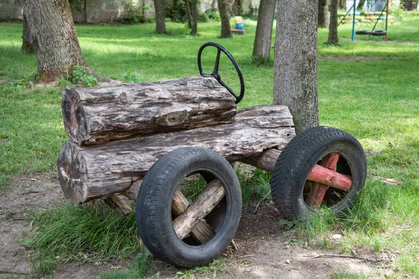塞尔维亚Vrsac 2020年6月4日 一个旧轮胎制成的儿童游乐场 儿童牵引机 — 图库照片