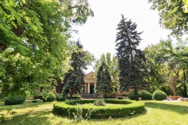 Hajducica, Sırbistan - Haziran 04, 2020: Damaskin - Hajducica 'daki Dundjerski Kalesi ve kalenin önündeki bir park.