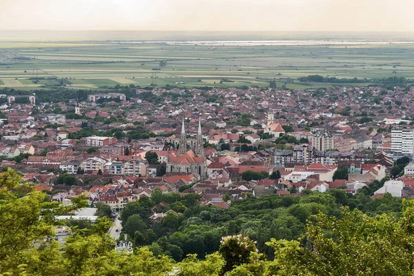 Sırbistan 'daki Vrsac şehri manzarası. Voyvodina ve Sırbistan 'ın en güzel kentlerinden birinin panoramik çekimi.