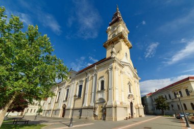 Vrsac, Sırbistan - Haziran 04, 2020: Vrsac 'taki St. Nicholas Katedrali (Sırpça: Saborna crkva Svetog Nikole). Sırbistan 'ın Vrac kentinde büyük bir Hıristiyan Ortodoks kilisesi
