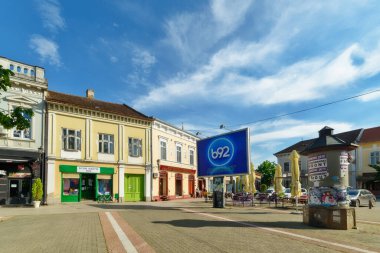 Vrsac, Sırbistan - Haziran 04, 2020: Vrsac Meydanı 'ndan (Sırpça: Trg Svetog Teodora Vrsackog) St. Theodore, Sırbistan. Sırbistan 'ın Vrsac kentindeki yaya bölgesi. 