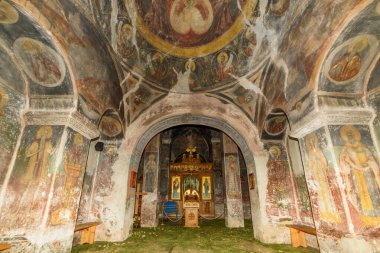 Vrsac, Sırbistan - 08 Haziran 2020: Mesiç Manastırı Sırbistan 'ın Voyvodina eyaletinin Banat bölgesinde yer alan bir Sırp Ortodoks manastırı. Manastırın içi..