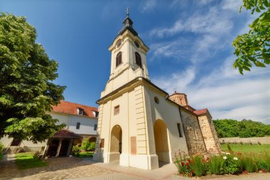 Vrsac, Sırbistan - Haziran 04, 2020: Vrsac 'taki St. Nicholas Katedrali (Sırpça: Saborna crkva Svetog Nikole). Sırbistan 'ın Vrac kentinde büyük bir Hıristiyan Ortodoks kilisesi