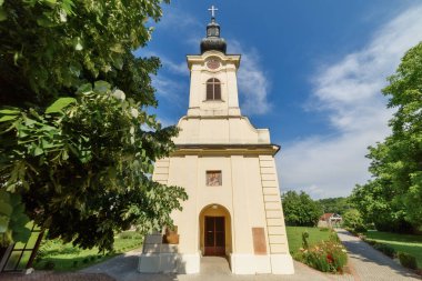 Vrsac, Sırbistan - Haziran 04, 2020: Vrsac 'taki St. Nicholas Katedrali (Sırpça: Saborna crkva Svetog Nikole). Sırbistan 'ın Vrac kentinde büyük bir Hıristiyan Ortodoks kilisesi