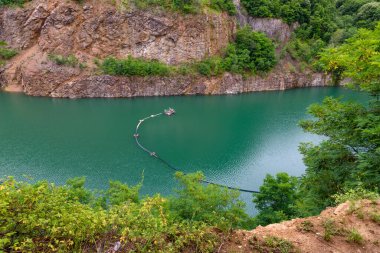 Sırbistan 'ın Fruska Gora kenti yakınlarında bir zamanlar bir taş çukuru olan Ledinci Gölü (Sırp: Ledinacko jezero) vardı. Güzel yeşil, derin dağ gölü, kayalar ve ormanlarla çevrili..