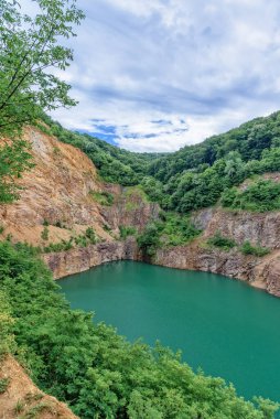 Sırbistan 'ın Fruska Gora kenti yakınlarında bir zamanlar bir taş çukuru olan Ledinci Gölü (Sırp: Ledinacko jezero) vardı. Güzel yeşil, derin dağ gölü, kayalar ve ormanlarla çevrili..