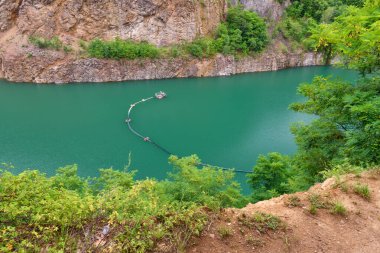 Sırbistan 'ın Fruska Gora kenti yakınlarında bir zamanlar bir taş çukuru olan Ledinci Gölü (Sırp: Ledinacko jezero) vardı. Güzel yeşil, derin dağ gölü, kayalar ve ormanlarla çevrili..