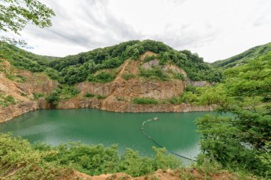 Sırbistan 'ın Fruska Gora kenti yakınlarında bir zamanlar bir taş çukuru olan Ledinci Gölü (Sırp: Ledinacko jezero) vardı. Güzel yeşil, derin dağ gölü, kayalar ve ormanlarla çevrili..