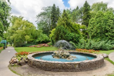 Subotica, Sırbistan - 19 Haziran 2020: Sırbistan 'ın Paliç kentindeki hayvanat bahçesi parkındaki çeşme