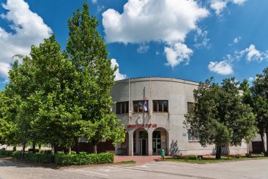 Titel, Sırbistan - 25 Haziran 2020: Sırbistan 'ın Titel kentinde belediye binası.