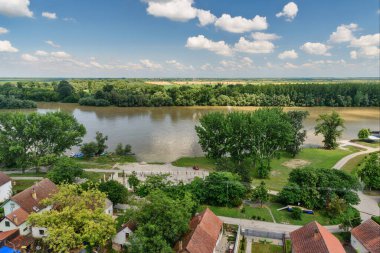 Titel, Sırbistan - 25 Haziran 2020: Tisa nehri ve Titel kenti kıyıları.