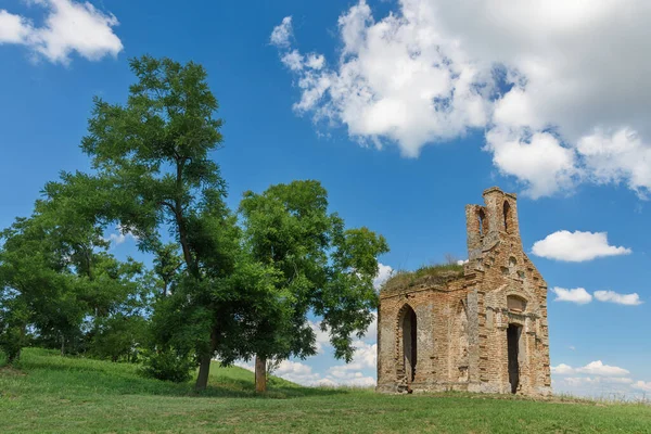 セルビアのティテル 2020年6月25日 セルビアのヴォイヴォディナの小さな町の上の丘の上に古い荒廃した修道院教会の遺跡 タイトルの高原 — ストック写真