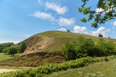 Titel Hill 'in (Sırpça: Titelski breg) manzara resmi, Sırbistan. Titelski Breg veya Titel Hill, Sırbistan 'ın Voyvodina eyaletinde yer alan bir platodur..