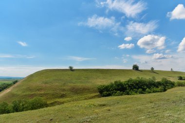 Titel Hill 'in (Sırpça: Titelski breg) manzara resmi, Sırbistan. Titelski Breg veya Titel Hill, Sırbistan 'ın Voyvodina eyaletinde yer alan bir platodur..