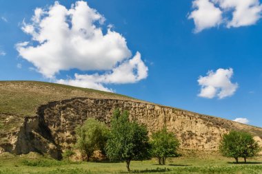 Titel Hill 'in (Sırpça: Titelski breg) manzara resmi, Sırbistan. Titelski Breg veya Titel Hill, Sırbistan 'ın Voyvodina eyaletinde yer alan bir platodur..