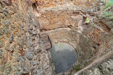 Vrdnik, Sırbistan-15 Temmuz 2020: Vrdnik Kulesi (Sırpça: Vrdnicka kula), Fruska Gora 'da yıkılmış bir kuledir. Bölgenin araştırmaları sırasında, Roma İmparatorluğu zamanından kalma nesneler keşfedildi..