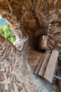 Vrdnik, Sırbistan-15 Temmuz 2020: Vrdnik Kulesi (Sırpça: Vrdnicka kula) Fruska Gora 'da yıkılmış bir medya kulesidir..