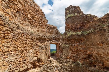 Vrdnik, Sırbistan-15 Temmuz 2020: Vrdnik Kulesi (Sırpça: Vrdnicka kula) Fruska Gora 'da yıkılmış bir medya kulesidir..