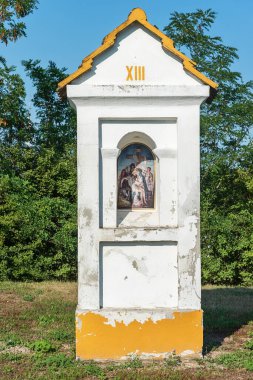 Bac, Sırbistan - 22 Temmuz 2020: Sırbistan 'dan Calvary. Calvary, bir çeşit halk haçı türüdür. Katolik gelenekleriyle ilgili dini anıt.