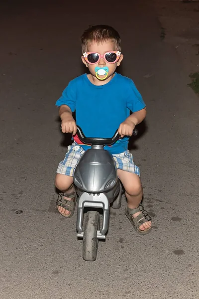 Menino Com Óculos Sol Engraçados Uma Chupeta Monta Uma Motocicleta — Fotografia de Stock