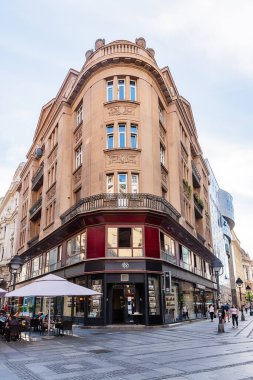 Belgrad, Sırbistan - 27 Ağustos 2020: Caffe Zmaj Belgrad 'ın merkezinde cazip bir yerde. Uzun bir geçmişi olan bir yer. Zmaj Jovine ve ika Ljubine caddelerinin köşesinde yer almaktadır..