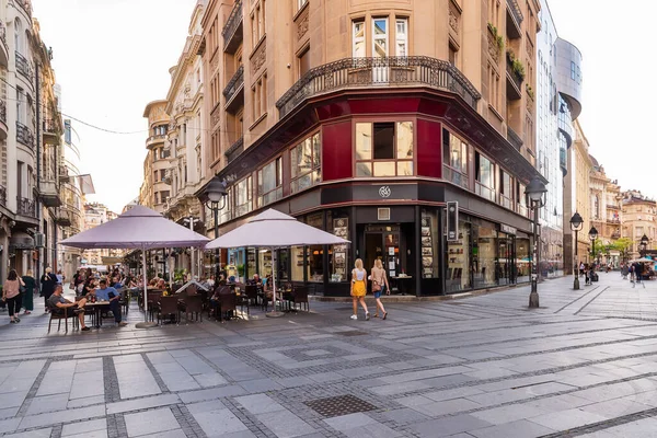 Belgrad, Sırbistan - 27 Ağustos 2020: Caffe Zmaj Belgrad 'ın merkezinde cazip bir yerde. Uzun bir geçmişi olan bir yer. Zmaj Jovine ve ika Ljubine caddelerinin köşesinde yer almaktadır..