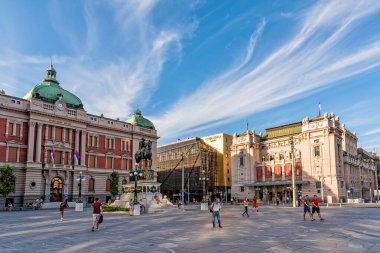 Belgrad, Sırbistan - 27 Ağustos 2020: Sırbistan 'ın Belgrad kentinde Prens Mihailo Obrenoviç anıtı, Ulusal tiyatro ve Ulusal Müze. Sırp başkenti Belgrad 'daki Cumhuriyet Meydanı manzarası.