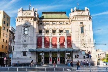 Belgrad, Sırbistan - 27 Ağustos 2020: Belgrad 'da Cumhuriyet meydanında Ulusal Tiyatro Binası (Trg republike). 