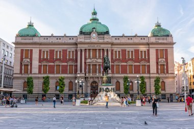 Belgrad, Sırbistan - 27 Ağustos 2020: Prens Mihailo Obrenoviç anıtı ve Belgrad 'daki Ulusal Müze binası. Belgrad 'ın merkezindeki en ünlü meydanda insanlar yürüyor.