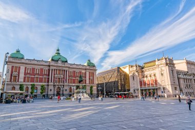 Belgrad, Sırbistan - 27 Ağustos 2020: Sırbistan 'ın Belgrad kentindeki Ulusal Tiyatro, Ulusal Müze Binaları ve Prens Mihailo Obrenoviç anıtı. Sırp başkentinde Cumhuriyet Meydanı manzarası.