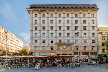 Belgrad, Sırbistan-27 Ağustos 2020: Sırbistan 'ın başkenti Belgrad' daki ana Cumhuriyet Meydanı (Sırpça: Trg republike). İnsanlar Belgrad 'ın merkezindeki en güzel yerde kafelerde oturuyorlar..