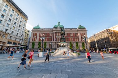 Belgrad, Sırbistan - 27 Ağustos 2020: Prens Mihailo Obrenoviç anıtı ve Belgrad 'daki Ulusal Müze binası. Belgrad 'ın merkezindeki en ünlü meydanda insanlar yürüyor.