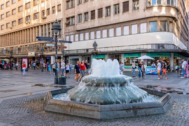 Belgrad, Sırbistan-27 Ağustos 2020: Belgrad şehir merkezindeki Knez Mihailova Caddesi. Cumhuriyet Meydanı 'nda (Knez Mihailova Caddesi) küçük bir çeşme bulunmaktadır. Fotoğraflarda Belgrad için bir yol haritası var.