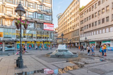 Belgrad, Sırbistan-27 Ağustos 2020: Belgrad şehir merkezindeki Knez Mihailova Caddesi. Belgrad 'ın kültür merkezi. Cumhuriyet Meydanı 'nda bulunan küçük çeşme (Knez Mihailova Caddesi).