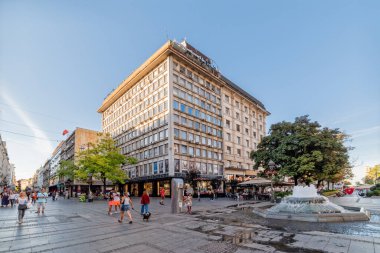 Belgrad, Sırbistan-27 Ağustos 2020: Belgrad şehir merkezindeki Knez Mihailova Caddesi. Belgrad 'ın kültür merkezi. Cumhuriyet Meydanı 'nda bulunan küçük çeşme (Knez Mihailova Caddesi).