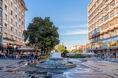 Belgrad, Sırbistan-27 Ağustos 2020: Belgrad şehir merkezindeki Knez Mihailova Caddesi. Belgrad 'ın kültür merkezi. Cumhuriyet Meydanı 'nda bulunan küçük çeşme (Knez Mihailova Caddesi).