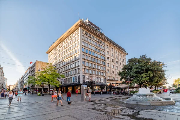 Belgrad, Sırbistan-27 Ağustos 2020: Belgrad şehir merkezindeki Knez Mihailova Caddesi. Belgrad 'ın kültür merkezi. Cumhuriyet Meydanı 'nda bulunan küçük çeşme (Knez Mihailova Caddesi).